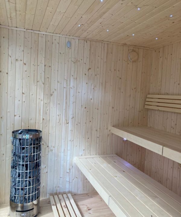 Moderne Cube udendørs sauna med glaspartier