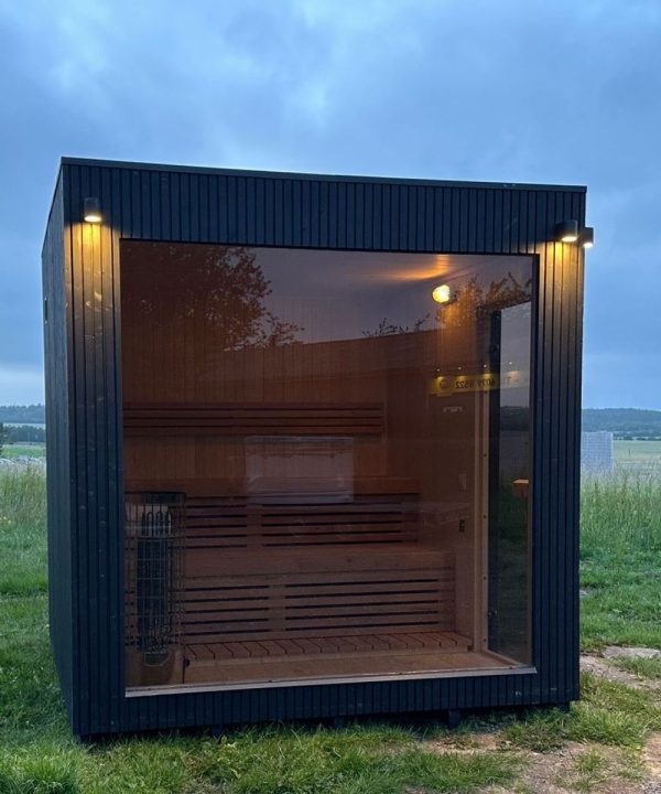 Moderne Cube udendørs sauna med glaspartier