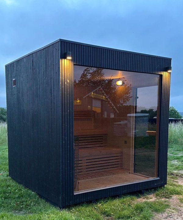 Moderne Cube udendørs sauna med glaspartier