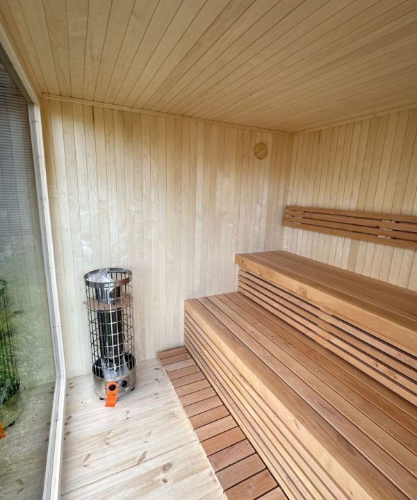 Moderne Cube udendørs sauna med glaspartier