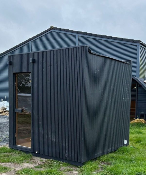 Moderne Cube udendørs sauna med glaspartier