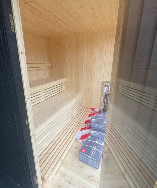 Moderne Cube udendørs sauna med glaspartier