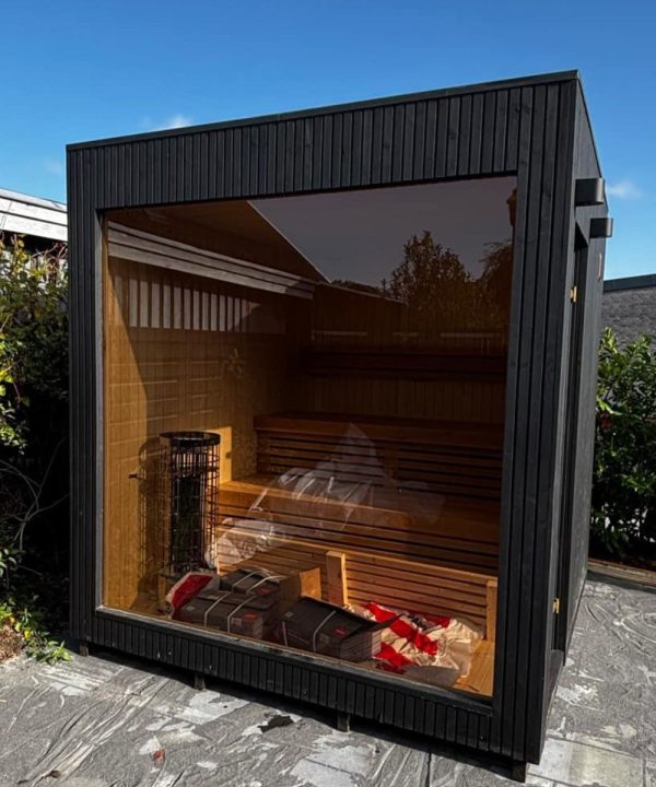 Moderne Cube udendørs sauna med glaspartier
