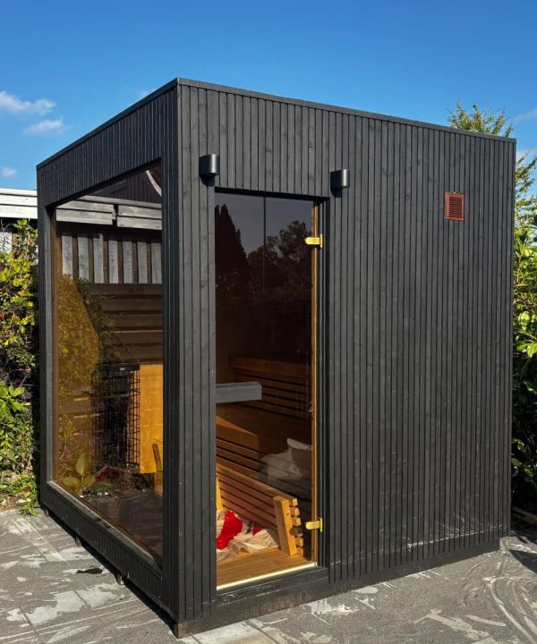 Moderne Cube udendørs sauna med glaspartier