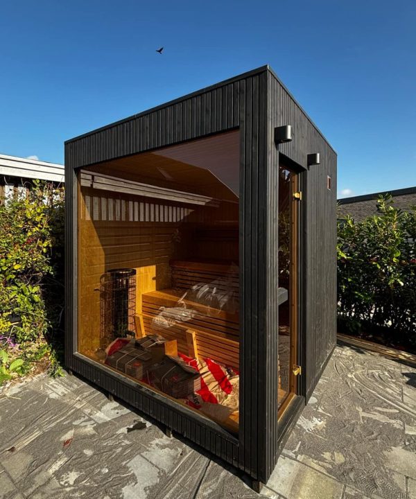 Moderne Cube udendørs sauna med glaspartier