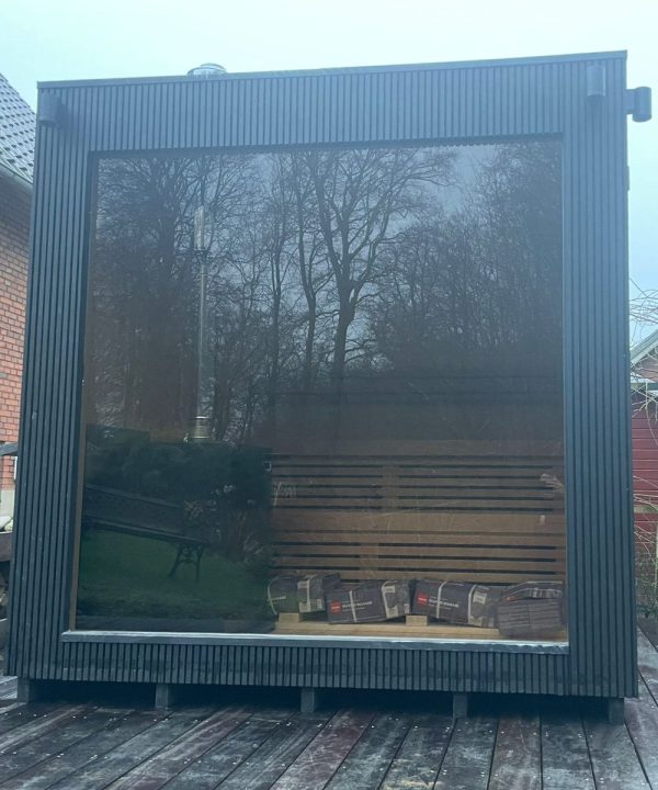 Moderne Cube udendørs sauna med glaspartier