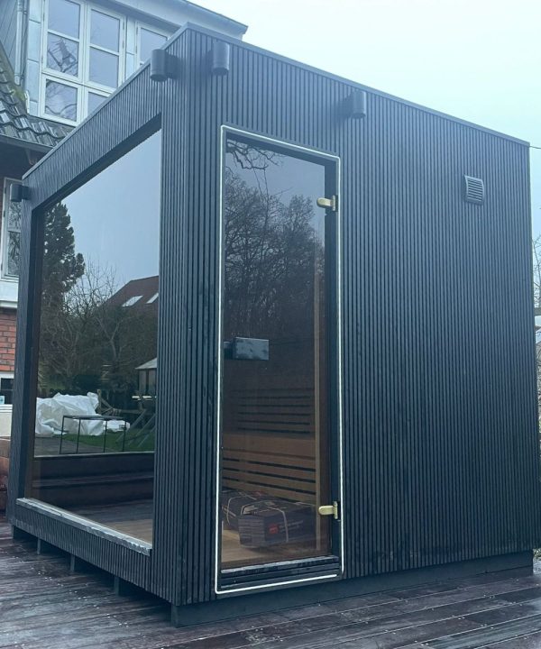 Moderne Cube udendørs sauna med glaspartier