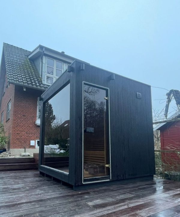 Moderne Cube udendørs sauna med glaspartier