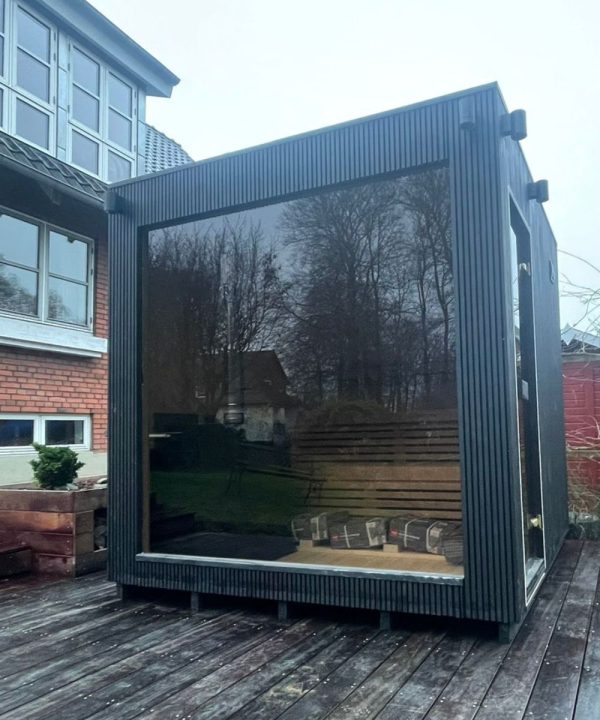 Moderne Cube udendørs sauna med glaspartier