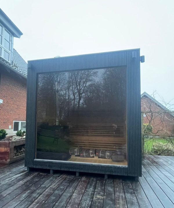 Moderne Cube udendørs sauna med glaspartier
