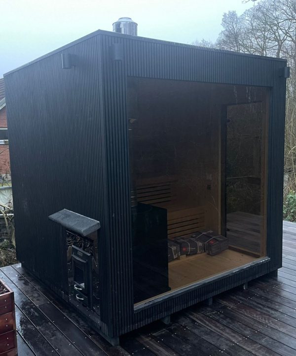 Moderne Cube udendørs sauna med glaspartier